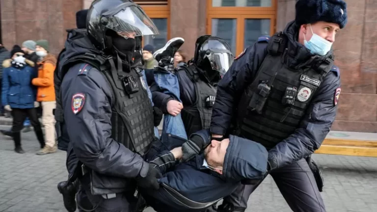 Más de 4.600 personas fueron detenidas en Rusia tras protestar en contra de la invasión a Ucrania