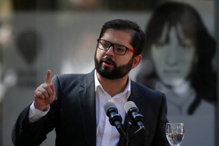 Encuesta Cadem: Desaprobación del Presidente Boric llegó al 50%