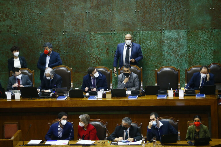 Cámara de Diputadas y Diputados aprobó aumentar el sueldo mínimo a $400 mil
