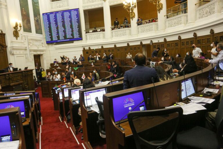 Encuesta Cadem: Rechazo al borrador de la Convención Constitucional sigue al alza