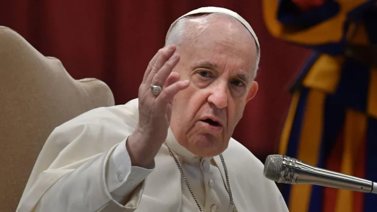 El Papa Francisco instó a la paz en Siria y el mundo mientras sigue internado
