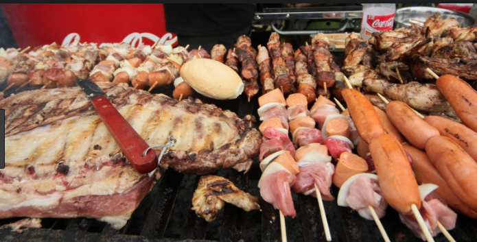 Las enfermedades que pueden ser causadas por comer y beber en exceso durante las Fiestas Patrias