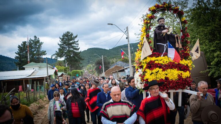 Miles de feligreses llegaron a saludar a San Francisco de Asís en Huerta de Maule