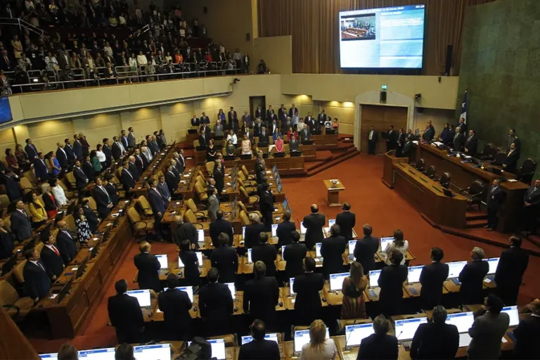 Diputados proponen sanciones a quienes contraten extranjeros sin papeles