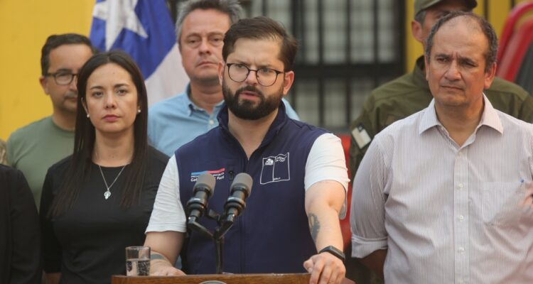 Gobierno anuncia toque de queda en varios lugares afectados por los incendios