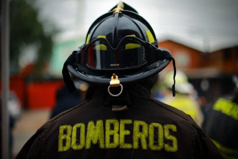 El fuego se extendió a cables telefónicos: Falla mecánica provocó incendio de camioneta