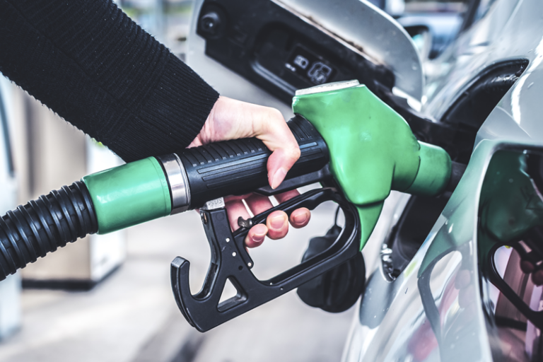 Nueva alza en bencinas: precios suben más de $30