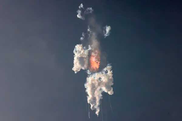 Dramática explosión de “Starship”, cohete de Elon Musk, a minutos de despegar