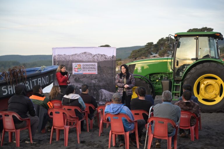 Pescadores de Pellines reciben tractor en la Caleta de Constitución