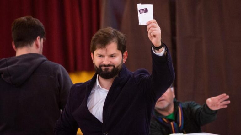 Presidente Gabriel Boric tras emitir su voto: “Esta vez no hay margen de error”