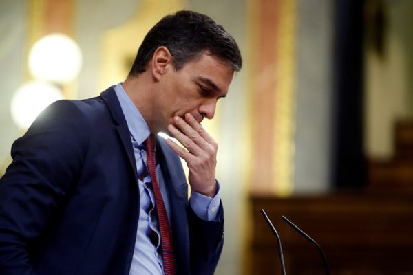 Presidente de España disuelve el Parlamento y opta por adelantar las elecciones para el verano boreal