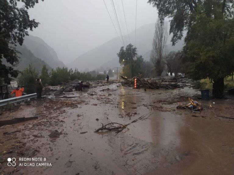 Riesgo de desprendimiento: Llaman a no visitar la cordillera durante fin de semana largo