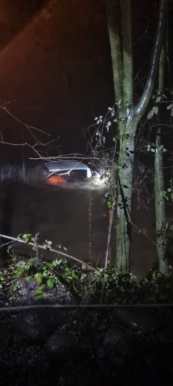 Potrero Grande: Carabineros logra extraer camioneta atrapada en estero El Huinganal