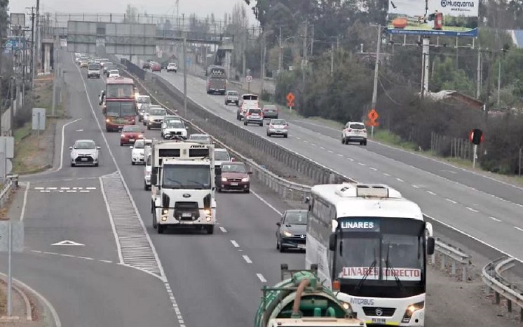 Talca: Accidente en Ruta 5 Sur dejó una pista de la vía sin tránsito y una persona atrapada 