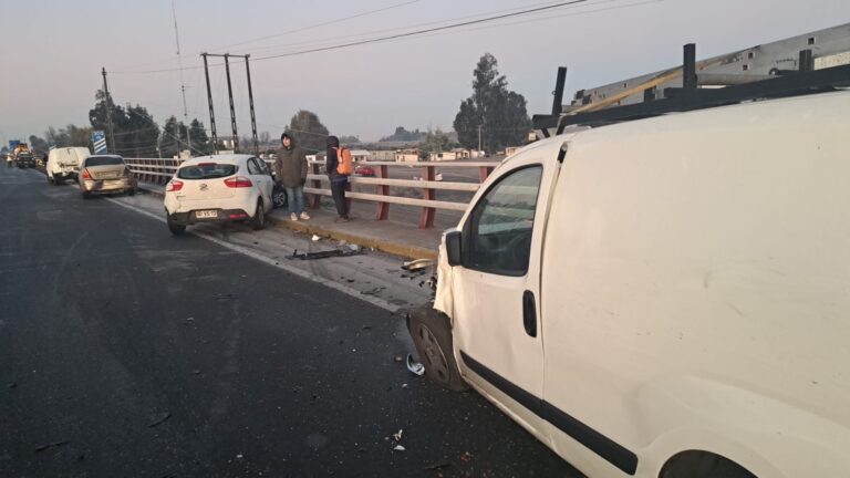 Teno: colisión en Puente del Río deja dos lesionados y 10 vehículos chocados
