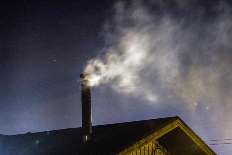 Preemergencia ambiental golpea a Talca, Maule y Curicó: prohíben uso de leña y calderas por contaminación crítica
