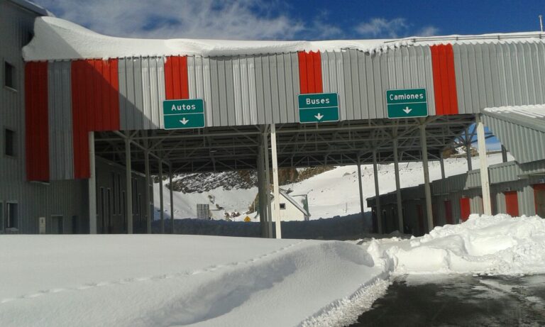 Ruta en Paso Fronterizo Pehuenche se ve suspendida por nieve y derrumbes 