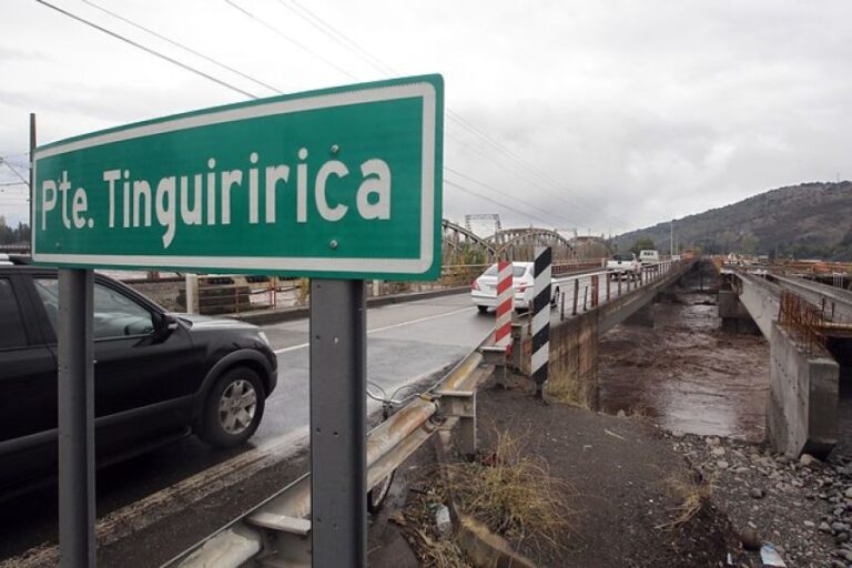 Río Tinguiririca se acaba de desbordar y su caudal llega hasta la Ruta 5