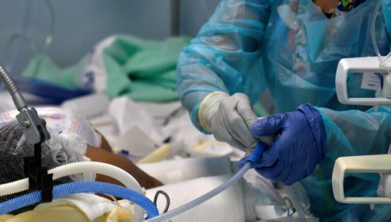Médicos becarios apoyarán consultas en el Cesfam Bicentenario ante crisis por virus respiratorios