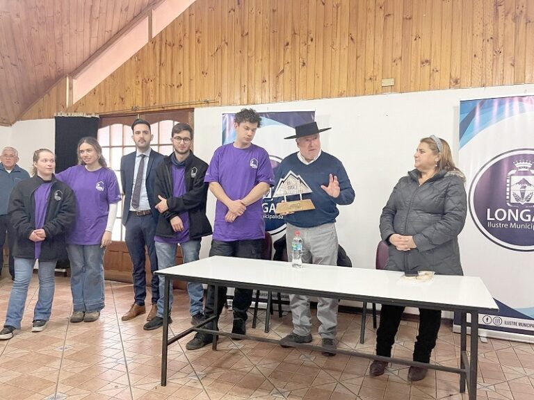 Longaví: Alcalde entrega reconocimiento a alumnos de Ingeniería Comercial por construcción de casas sociales