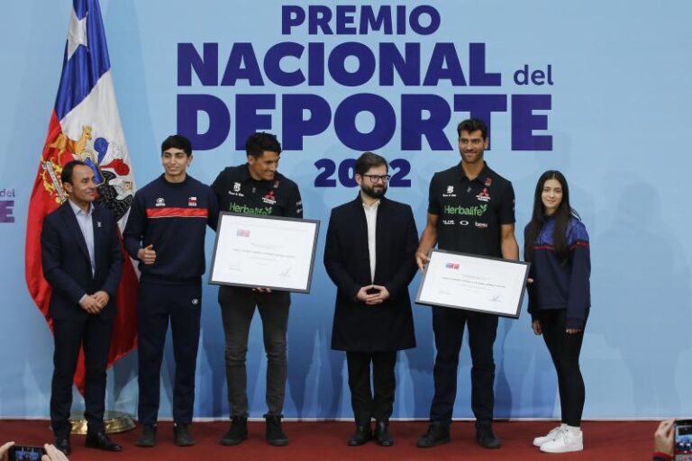 Primos Grimalt reciben de la mano del presidente Gabriel Boric el premio nacional de deporte