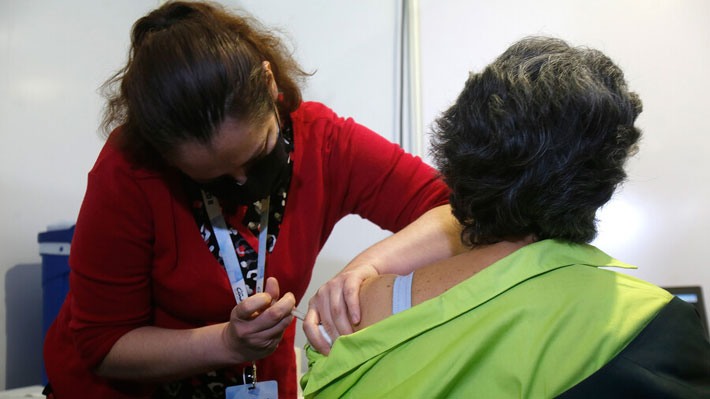 Cauquenes: Adultos mayores reciben vacunación contra la influenza a domicilio 