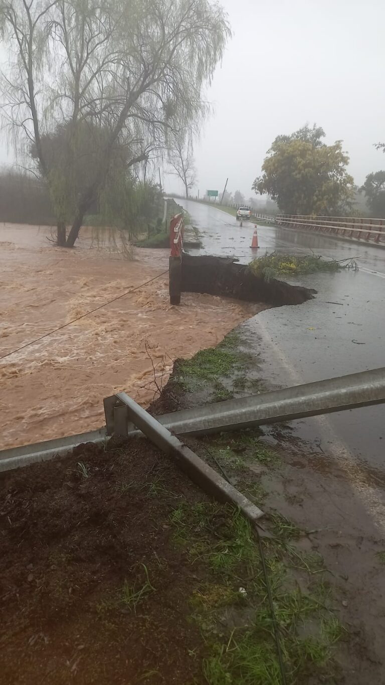 Pelarco: Clases suspendidas, puente con riesgo de colapso y 26 personas en albergue