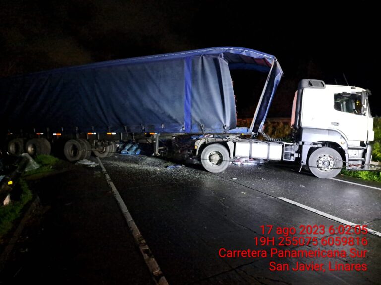 San Javier: tres autos y un camión volcado tras colisión