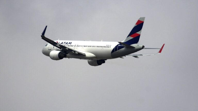 Piloto de Latam muere tras problemas de salud durante vuelo entre Miami y Santiago