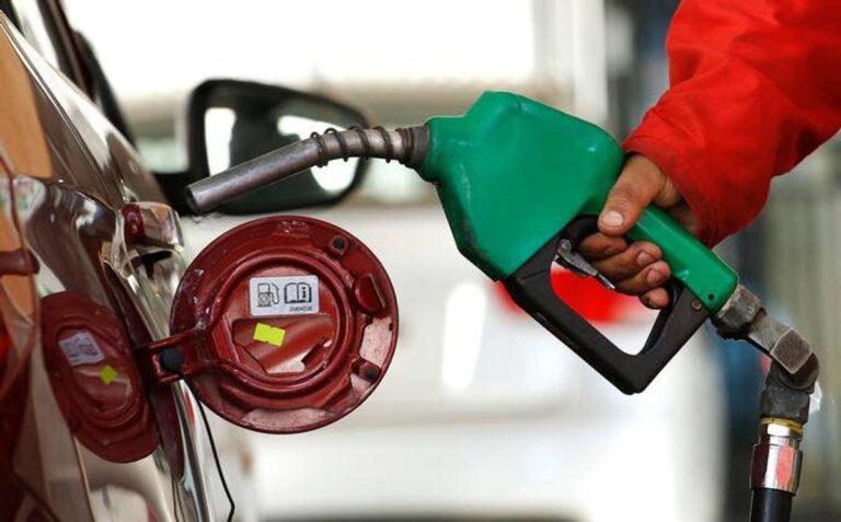 Ministro de Hacienda confirma nueva baja en el precio de las bencinas este jueves