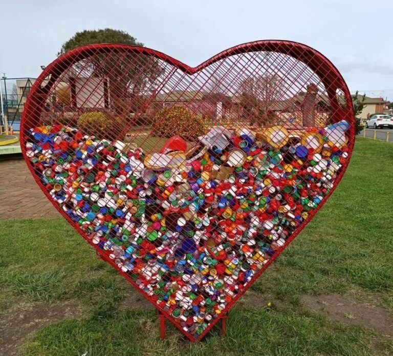 Curicó: instalan corazón de reciclaje para ayudar a niños con cáncer