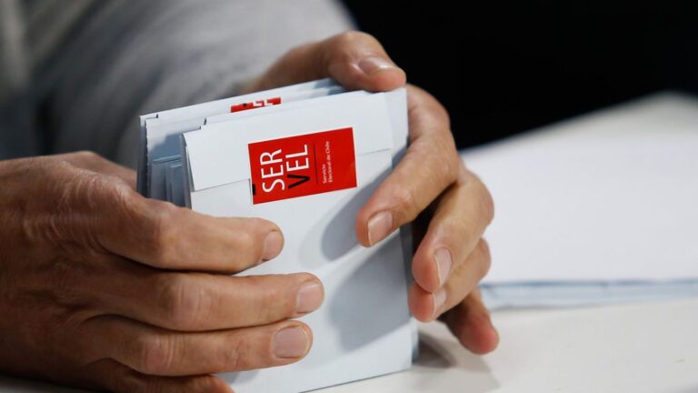 Cadem: sondeo evidencia que 56% rechazaría nueva propuesta constitucional