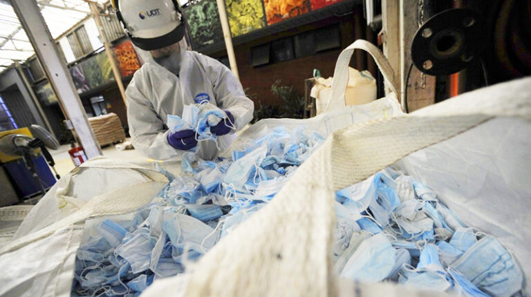 Curicó: incentivan a reciclar mascarillas para transformarlas en bandejas