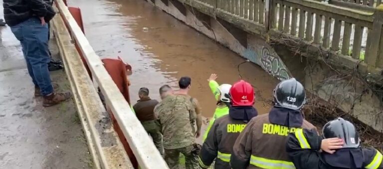 Rescatan a persona atrapada bajo el puente Río Claro