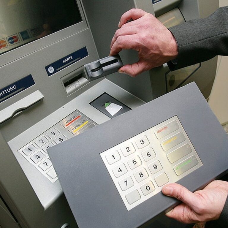 ¿Cómo evitar fraudes al momento de girar efectivo?