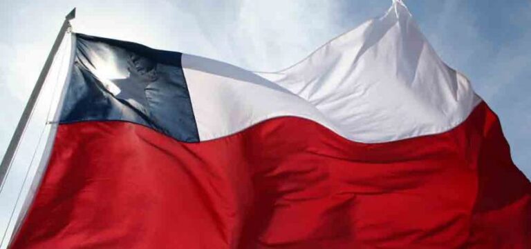 Avanza en el Congreso el proyecto que obliga a alumnos cantar himno nacional e izar la bandera 