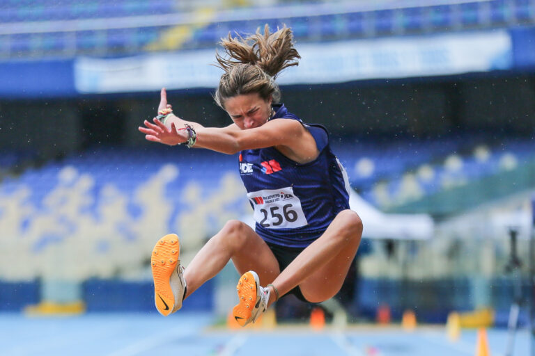 Atletismo maulino suma tres oros en Juegos Deportivos Escolares