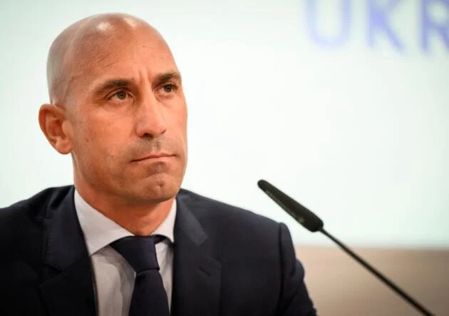 Tras episodio de acoso y castigo de la FIFA: Luis Rubiales renuncia como presidente del fútbol español