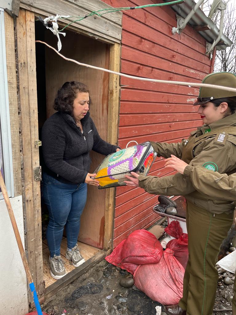 Longaví: familia de Bajo Llollinco recibe ayuda de Carabineros tras última catástrofe