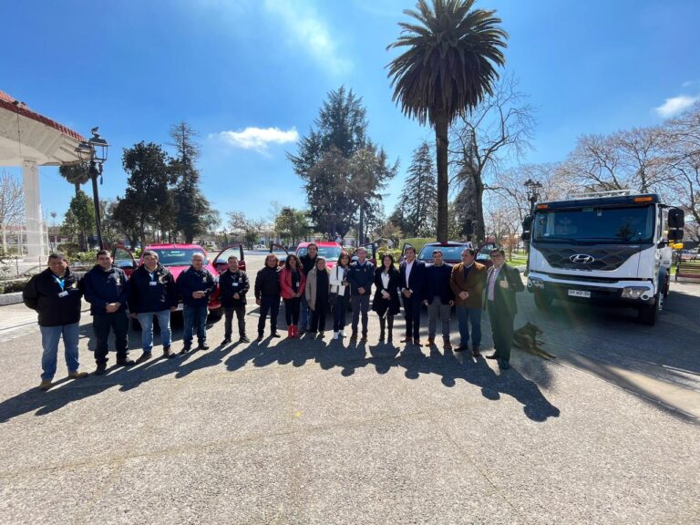 Gobierno Regional del Maule invierte en tres camionetas y un camión limpia fosas para San Javier
