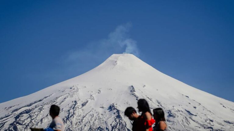VIDEO | Nueva fumarola en Volcán Villarrica: se mantiene Alerta Naranja