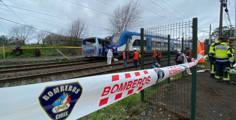 Seis personas pierden la vida tras colisión entre tren y microbus