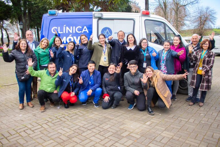 Andes Salud y Desafío Levantemos Chile se unieron para beneficiar a 5 mil personas con atenciones médicas de Clínica Móvil