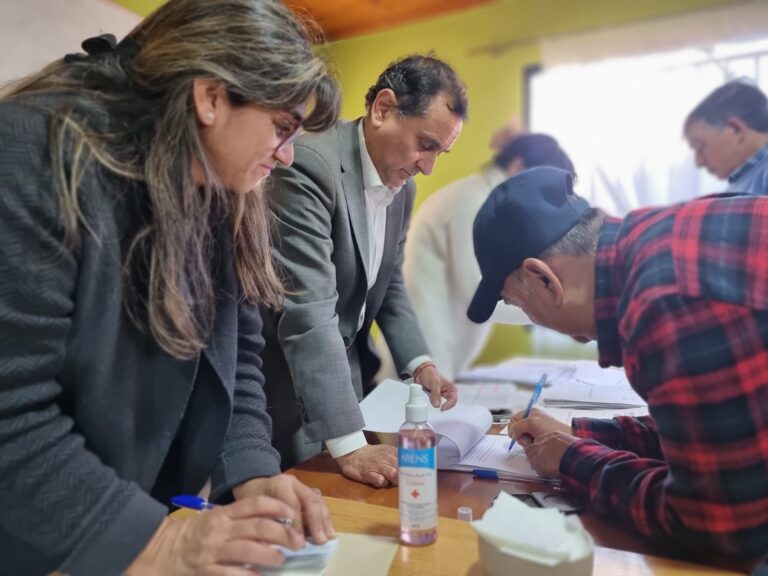 Curicó: Después de 30 años familias de Los Niches regularizan sus viviendas