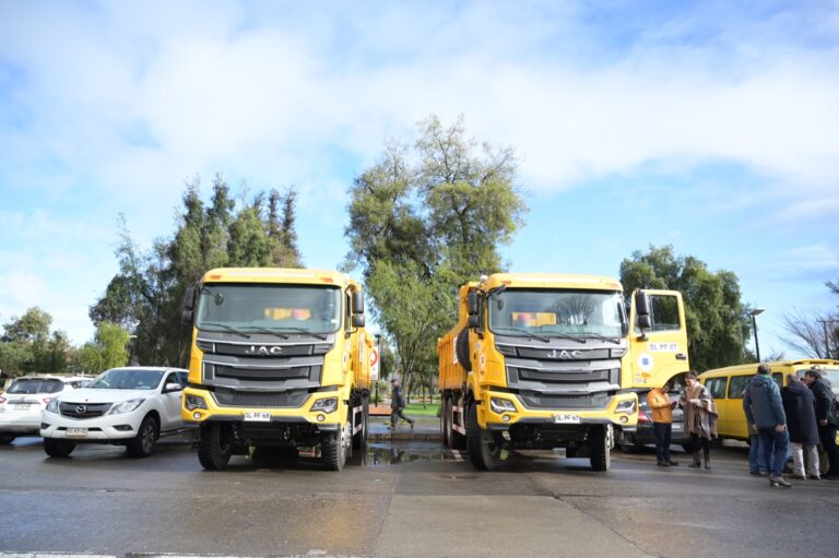 Retiro: Municipalidad recibe dos nuevos camiones Tolva