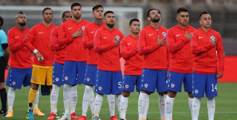 Medios peruanos en shock por respeto de hinchas chilenos a su himno: “Poco antes visto”