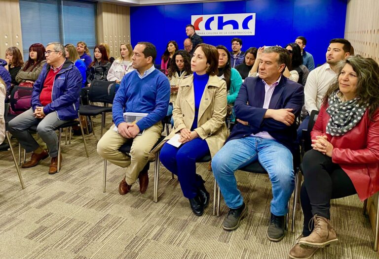 Lanzan Programa Visión Mujer para sumar más mujeres en el sector de la construcción