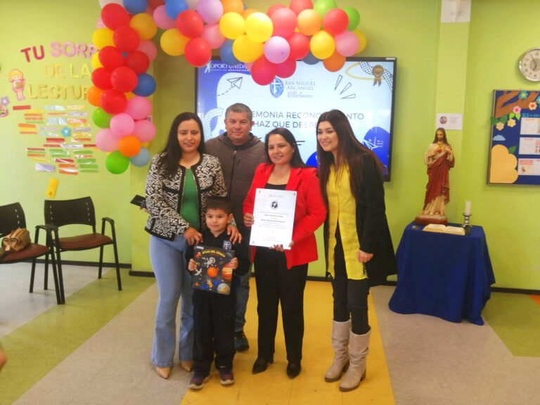 Linares: Realizan reconocimiento a escuela de estudiante que viajará a EEUU por destacada asistencia