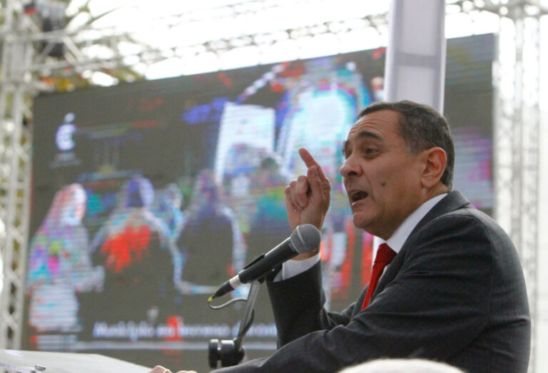 Durante desfile de aniversario: Alcalde de Curicó asegura que tienen mejor calidad de vida que Talca