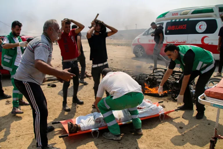Paramédicos en Gaza lloran la muerte de cuatro colegas asesinados por un ataque aéreo israelí